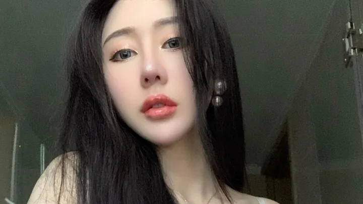 网红不爱笑的赛琳